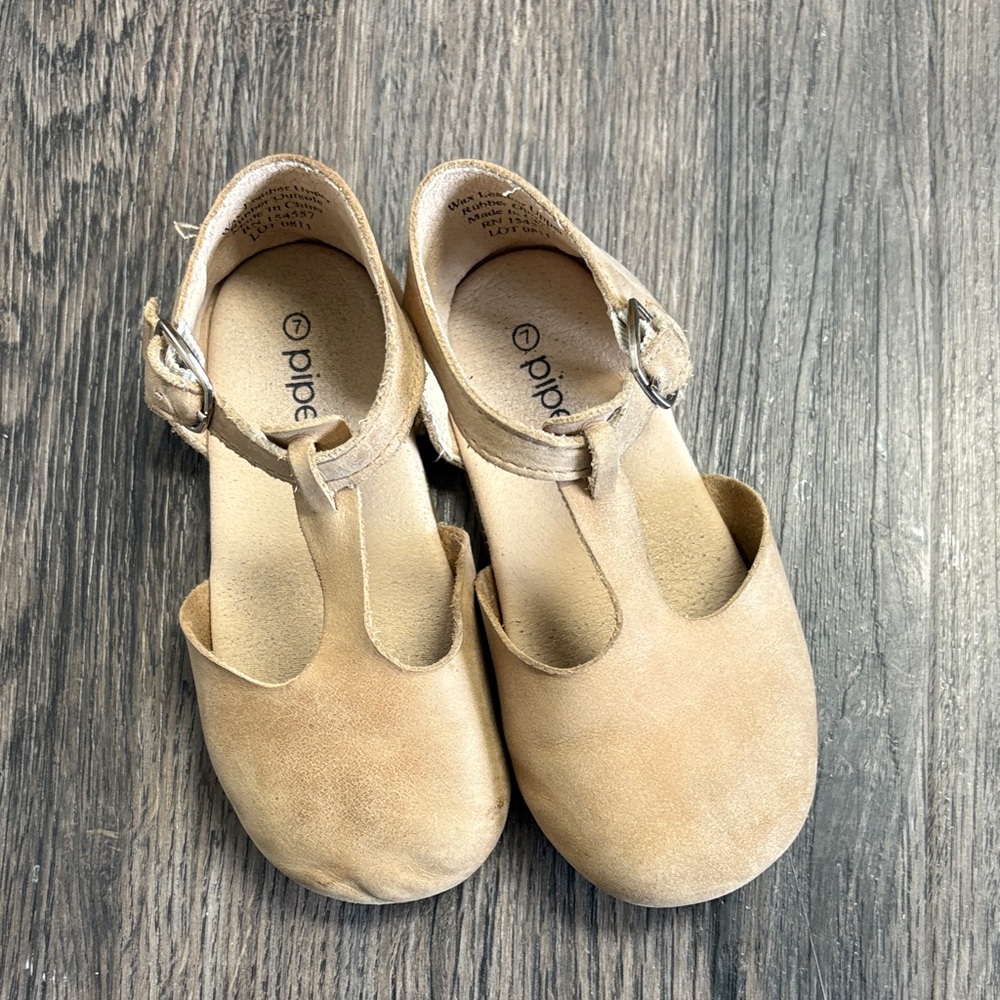 Piper Kids tan Mary Janes size 7